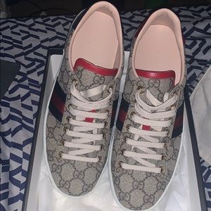 Gucci sneakers. worn once to try on. ❤️💙